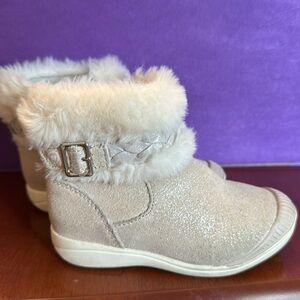 Toddler boots with faux fur